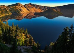 Jezioro Kraterowe i góry w stanie Oregon