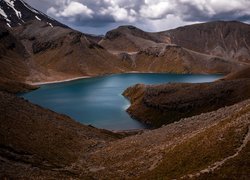 Jezioro kraterowe Tama Lake w Nowej Zelandii