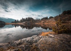 Jezioro Lac Achard, Skały, Odbicie, Ośrodek Chamrousse, Miejscowość Livet et Gavet, Departament Isere, Francja