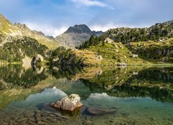 Góry, Pireneje, Szczyt Colomers, Jezioro, Lac Long, Drzewa, Gmina Naut Aran, Katalonia, Hiszpania