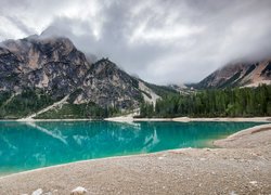 Jezioro Lago di Braies i zamglone góry