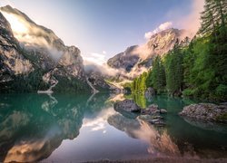 Włochy, Region Trydent-Górna Adyga, Jezioro Lago di Braies - Pragser Wildsee, Góry, Jezioro, Mgła, Drzewa, Odbicie