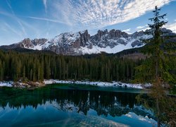 Jezioro Lago di Carezza w Południowym Tyrolu we Włoszech