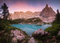 Włochy, Góry, Dolomity, Masyw Sorapiss, Jezioro Sorapis, Kamienie, Drzewa