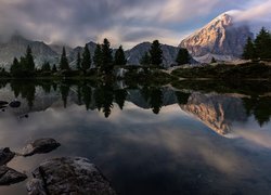 Włochy, Tyrol, Góry, Dolomity, Jezioro, Lago Limides, Drzewa, Chmury, Odbicie