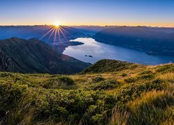 Jezioro Lago Magiorre o wschodzie słońca