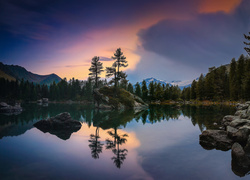 Jezioro Lago Nero w Alpach Szwajcarskich