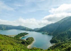 Jezioro, Lagoa do Fogo, Góry, Chmury, Drzewa, Azory, Portugalia