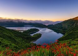 Jezioro, Lagoa do Fogo, Góry, Chmury, Drzewa, Wyspa Sao Miguel, Azory, Portugalia
