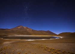 Jezioro Laguna Miniques na płaskowyżu Atakama w Chile