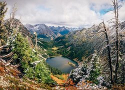 Jezioro Lake Ann w Parku Narodowym Północnych Gór Kaskadowych