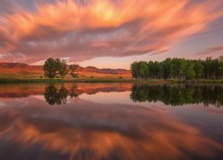 Jezioro Lake Chatfield o wschodzie słońca