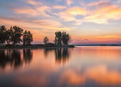 Jezioro Lake Chatfield pod niebem wschodzącego słońca