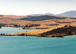 Jezioro, Lake Embalse del Guadalhorce, Wzgórza, Pola, Wiatraki, Malaga, Andaluzja, Hiszpania