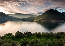 Włochy, Jezioro, Lake Iseo, Góry, Alpy Lombardzkie, Drzewa, Domy, Wschód słońca