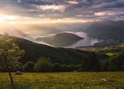 Włochy, Jezioro, Lake Iseo, Góry, Alpy Lombardzkie, Drzewa, Domy, Wschód słońca, Chmury