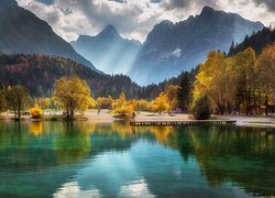 Góry, Alpy Julijskie, Jezioro Lake Jasna, Pomost, Drzewa, Jesień, Chmury, Gmina Kranjska Gora, Słowenia