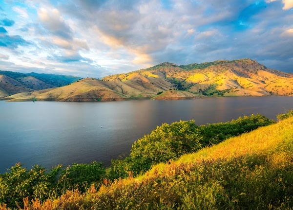 Jezioro Lake Kaweah i góry Sierra N...
