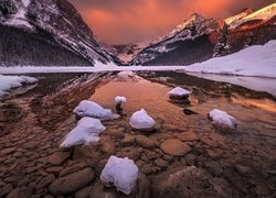 Jezioro Lake Louise, Park Narodowy Banff, Prowincja Alberta, Kanada, Góry Canadian Rockies, Zima, Wschód słońca