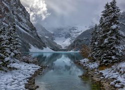 Park Narodowy Banff, Jezioro Lake Louise, Góry, Lasy, Chmury, Mgła, Zima, Kanada