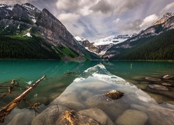 Kanada, Prowincja Alberta, Park Narodowy Banff, Jezioro Lake Luise, Góry, Kamienie, Patyki