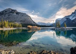 Kanada, Park Narodowy Banff, jezioro Lake Minnewanka, Góry, Jezioro, Świerki