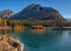 Góry, Jezioro, Lake Minnewanka, Skały, Drzewa, Park Narodowy Banff, Alberta, Kanada