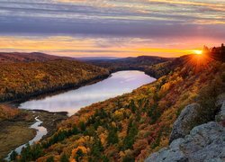 Jezioro Lake of the Clouds w jesiennej szacie