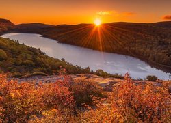 Jezioro, Lake of the Clouds, Góry, Porcupine Mountains, Promienie słońca, Jesień, Lasy, Stan Michigan, Stany Zjednoczone