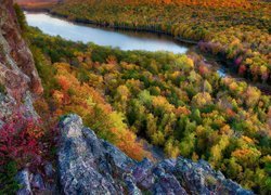 Stany Zjednoczone, Stan Michigan, Hrabstwo Ontonagon, Jezioro Lake of the Clouds, Jesień, Lasy, Skała, Roślinność