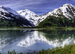 Jezioro Lake Portage na tle gór Chugach Mountains