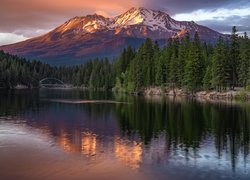 Jezioro Lake Siskiyou na tle stratowulkanu Mount Shasta