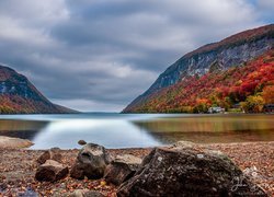 Stany Zjednoczone, Vermont, Jezioro, Lake Willoughby, Góry, Jesień, Lasy, Kamienie