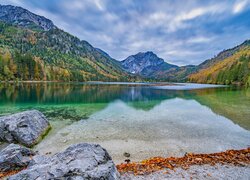 Austria, Góry, Jezioro Langbathseen, Kamienie, Liście, Las, Drzewa, Jesień