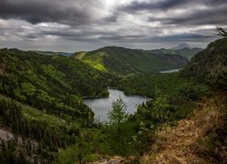 Jezioro Langbathseen otoczone górami w Austrii