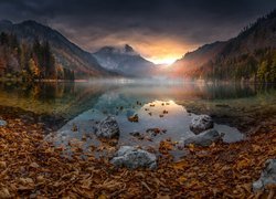 Jezioro Langbathseen, Liście, Góry, Zachód słońca, Jesień, Austria
