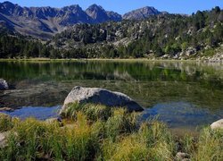 Góry, Jezioro, Llac dels Pessons, Kamienie, Trawa, Drzewa, Encamp, Andora