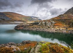 Jezioro Llyn Peris w Parku Narodowym Snowdonia w Walii