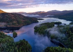 Jezioro Loch Katrine w Parku Narodowym Loch Lomond and the Trossachs  w Szkocji