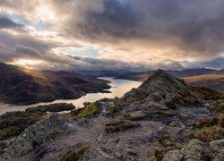 Szkocja, Park Narodowy Loch Lomond and the Trossach, Jezioro Loch Lomond, Skały, Zachód słońca