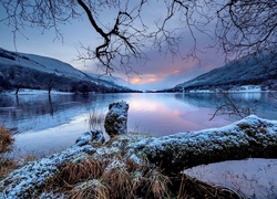 Jezioro Loch Voil w zimowym górskim lesie w Szkocji