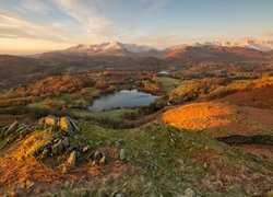 Jezioro Loughrigg Tarn w Parku Narodowym Lake District