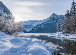 Jezioro Louise Lake na tle gór Skalistych zimową porą