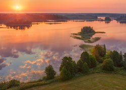 Jezioro Luchanskoye, Drzewa, Wysepka, Zachód słońca, Obwód twerski, Rosja