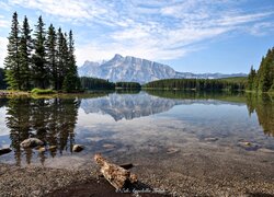 Jezioro Maligne Lake i góry w oddali