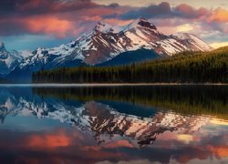 Jezioro Maligne Lake na tle Gór Skalistych