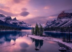 Zima, Park Narodowy Jasper, Jezioro, Maligne Lake, Góry, Drzewa, Lasy, Kajak, Zachód słońca, Alberta, Kanada