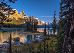 Jezioro Maligne Lake na tle gór