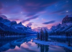 Jezioro Maligne Lake pod gwiaździstym niebem