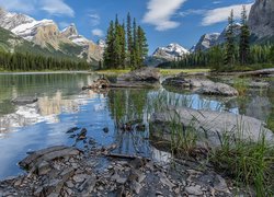 Kanada, Park Narodowy Jasper, Góry, Jezioro Maligne Lake, Wyspa Spirit Island, Drzewa, Skały